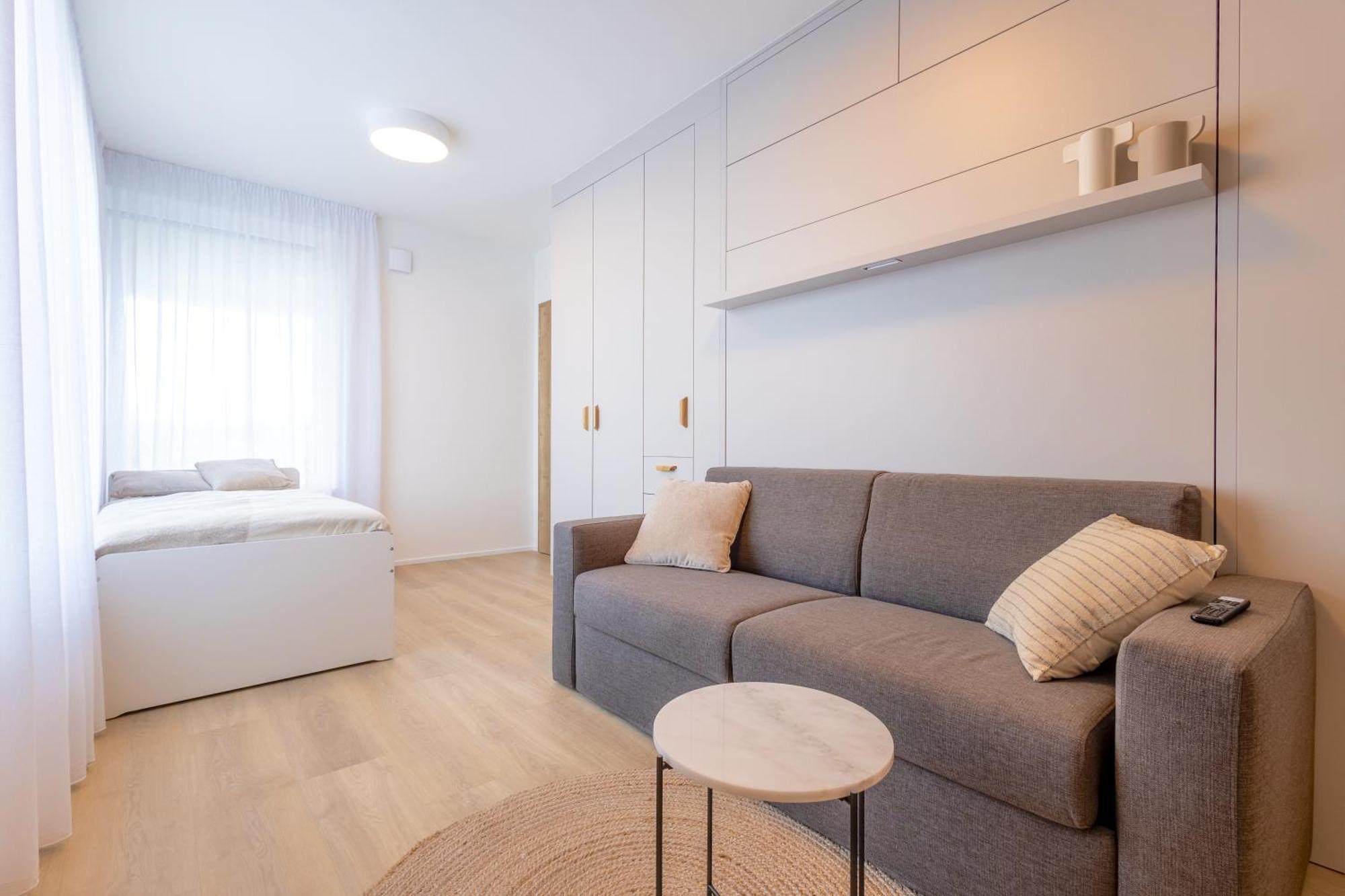 Bright 2br - 5th Floor, Balcony, Free Parking By Gravity Lejlighed