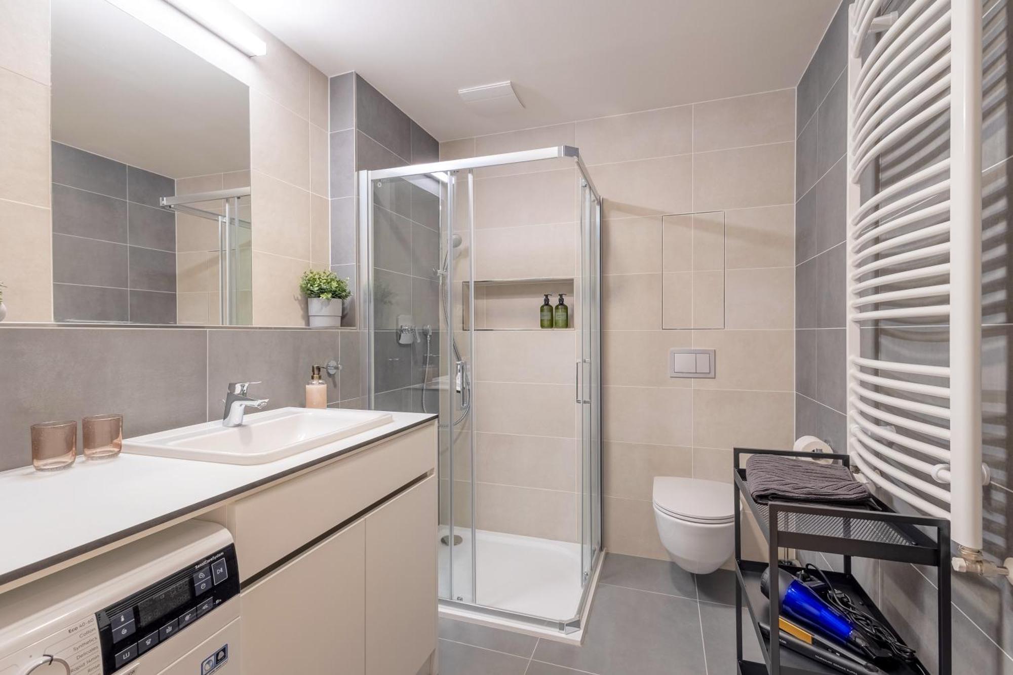 Lejlighed Bright 2br - 5th Floor, Balcony, Free Parking By Gravity *