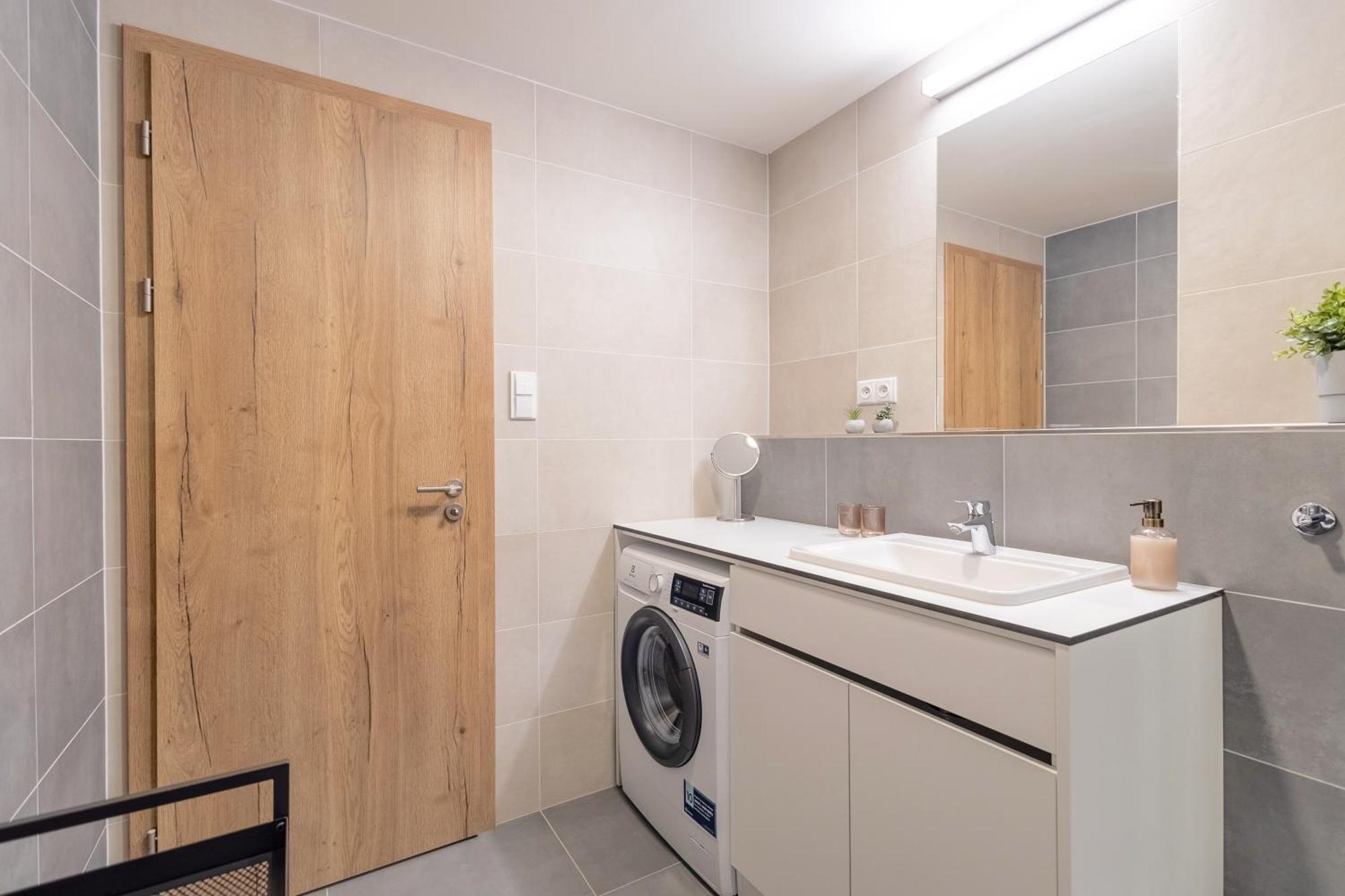 Lejlighed Bright 2br - 5th Floor, Balcony, Free Parking By Gravity