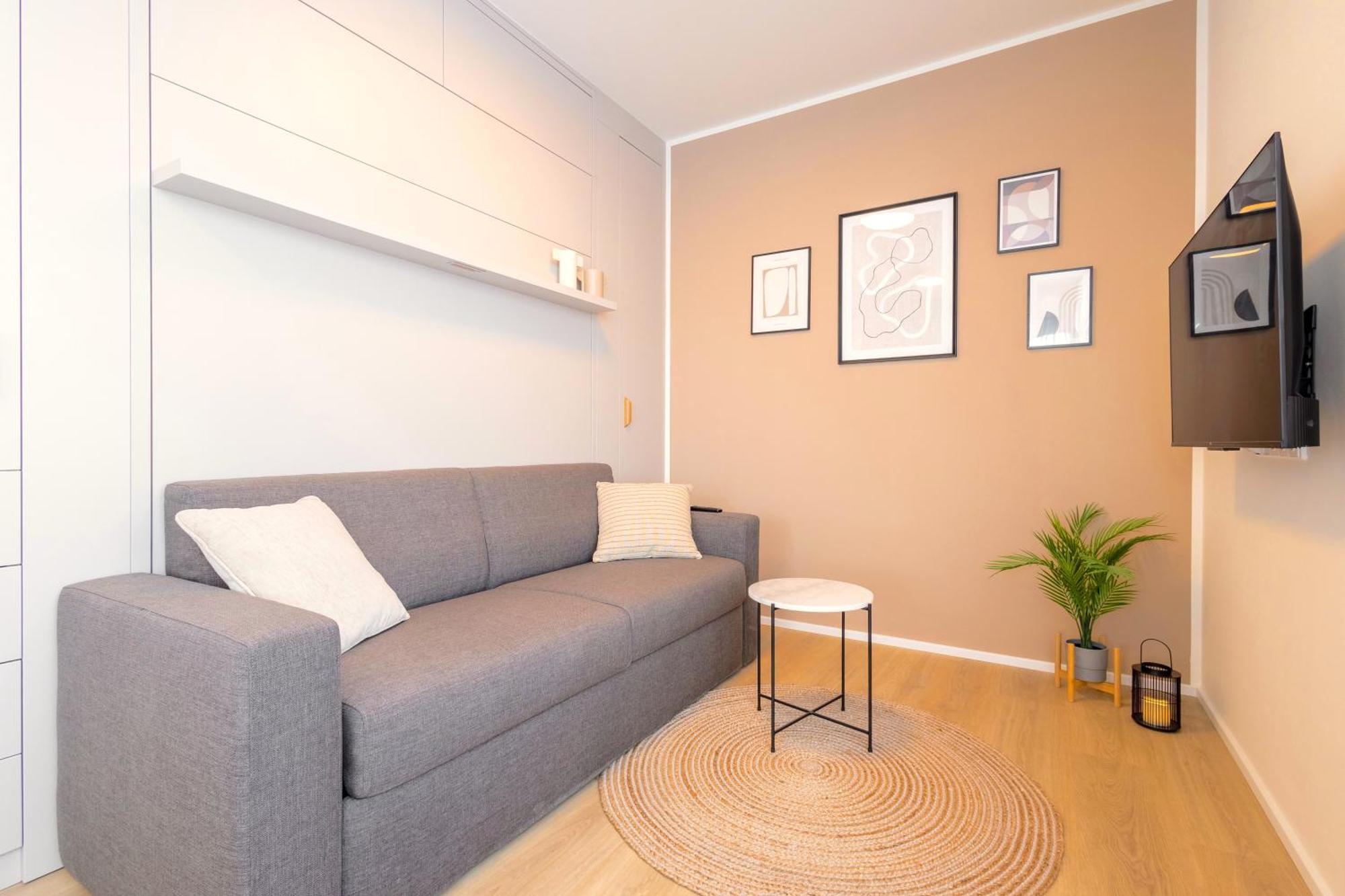 Bright 2br - 5th Floor, Balcony, Free Parking By Gravity Lejlighed