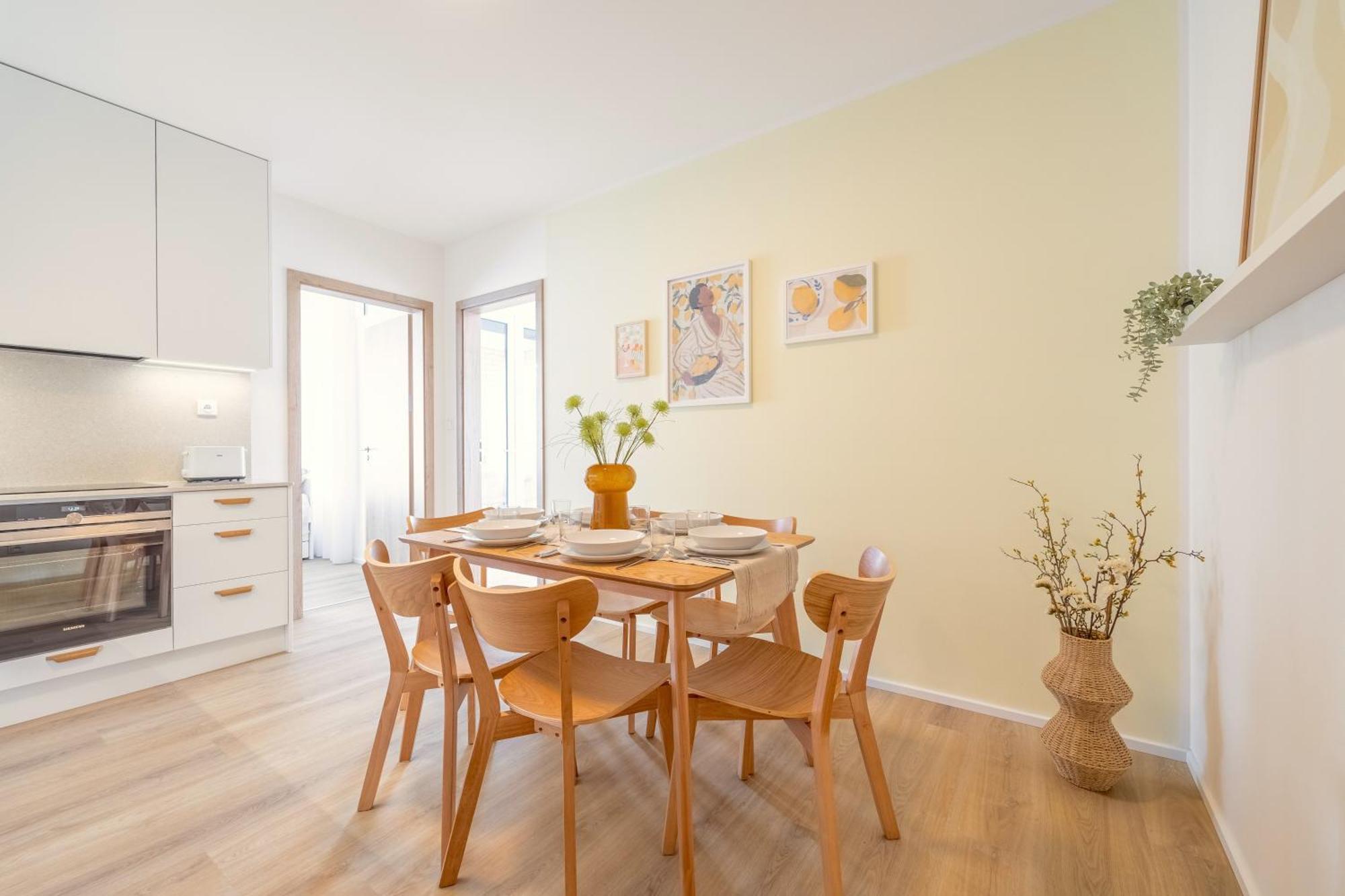 Bright 2br - 5th Floor, Balcony, Free Parking By Gravity Lejlighed *