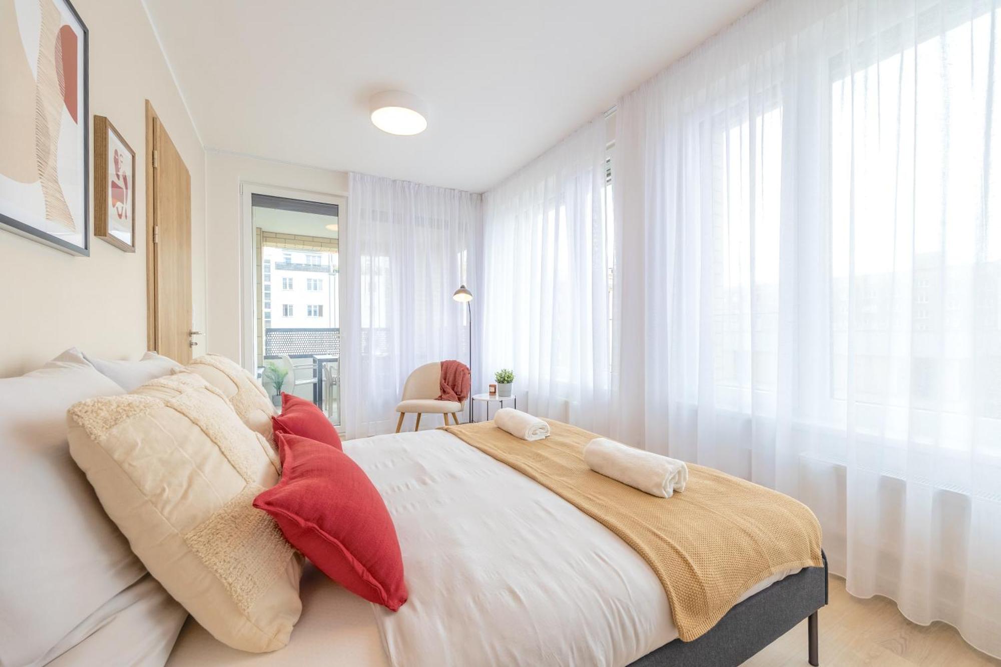 Bright 2br - 5th Floor, Balcony, Free Parking By Gravity Lejlighed Prag